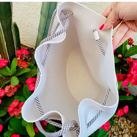 Melissa + Baja East white bucket bag with pouch. - Picture 4 of 6